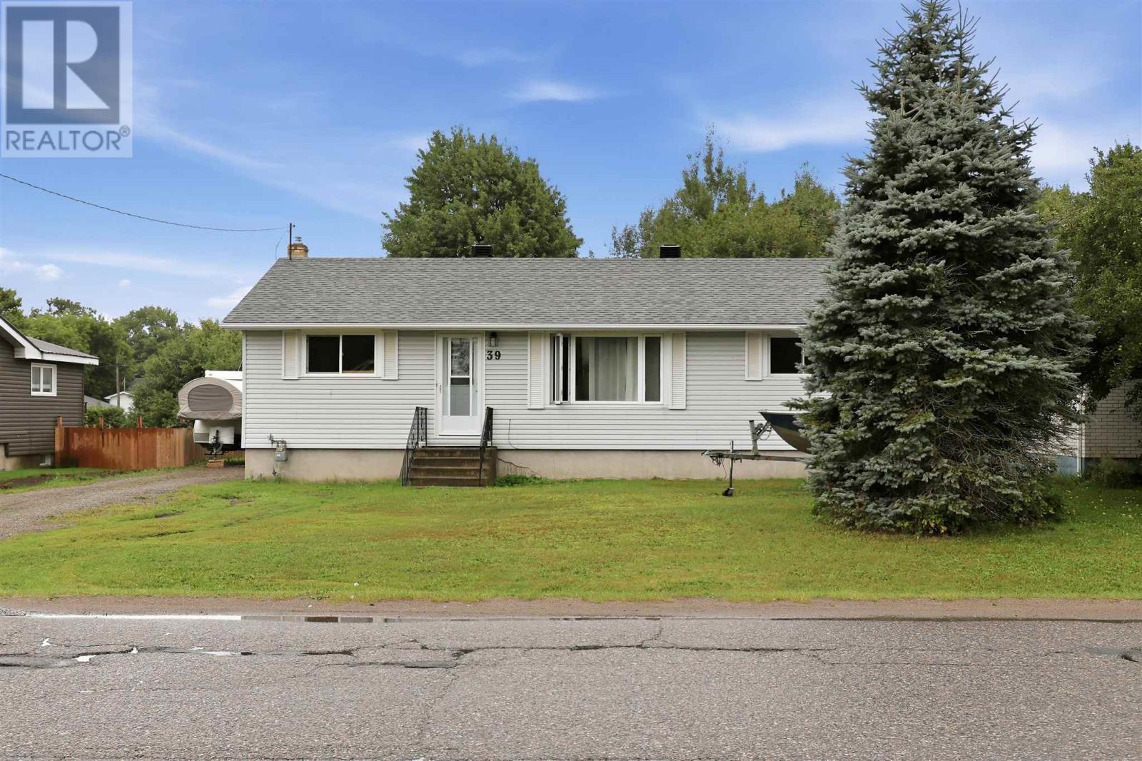 39 Park ST - Photo 2