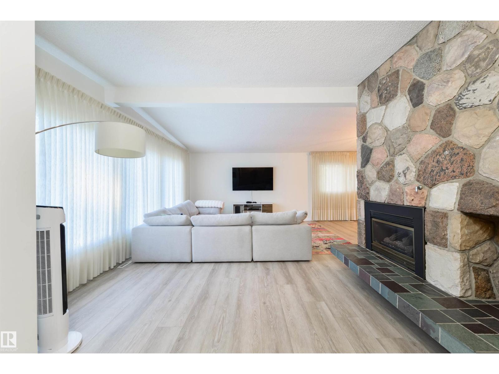 24 VALLEYVIEW CR NW