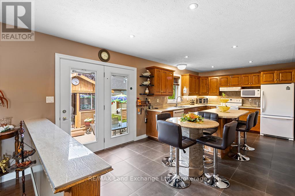 785 WOODLAND DRIVE