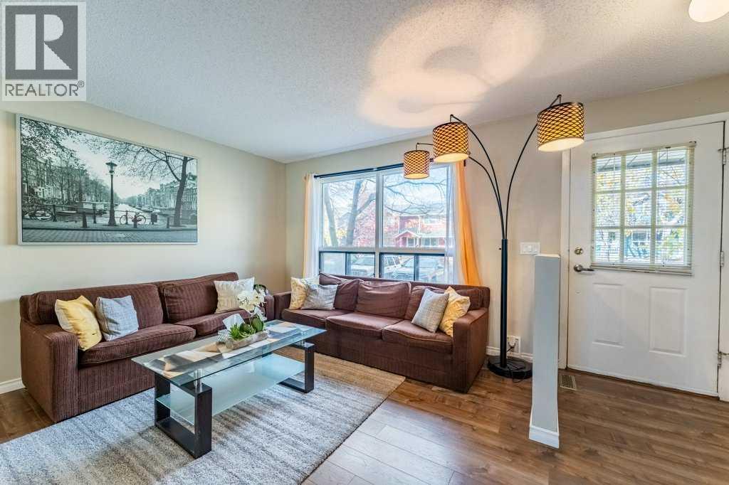552 Queenston Gardens SE