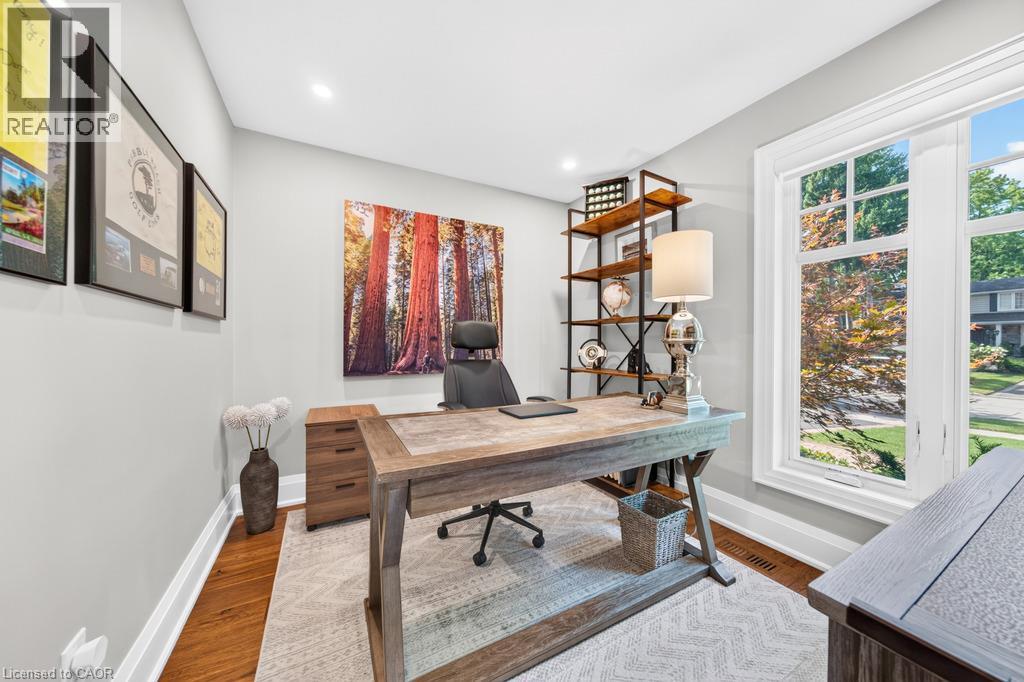 385 ROSSLYN Drive