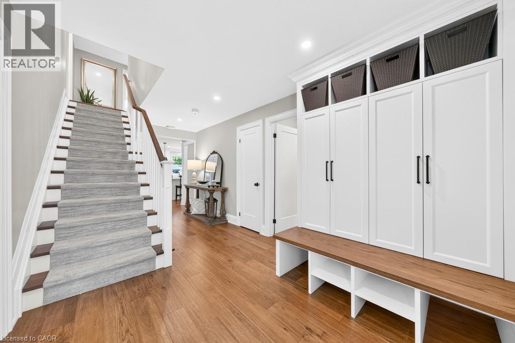 385 ROSSLYN Drive