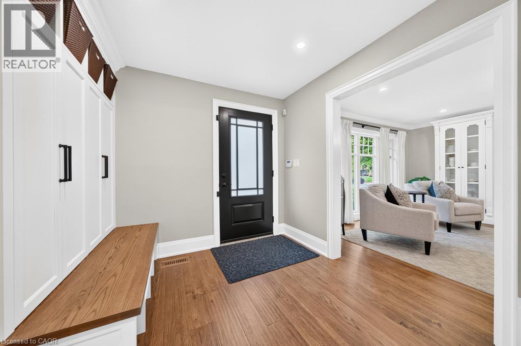 385 ROSSLYN Drive