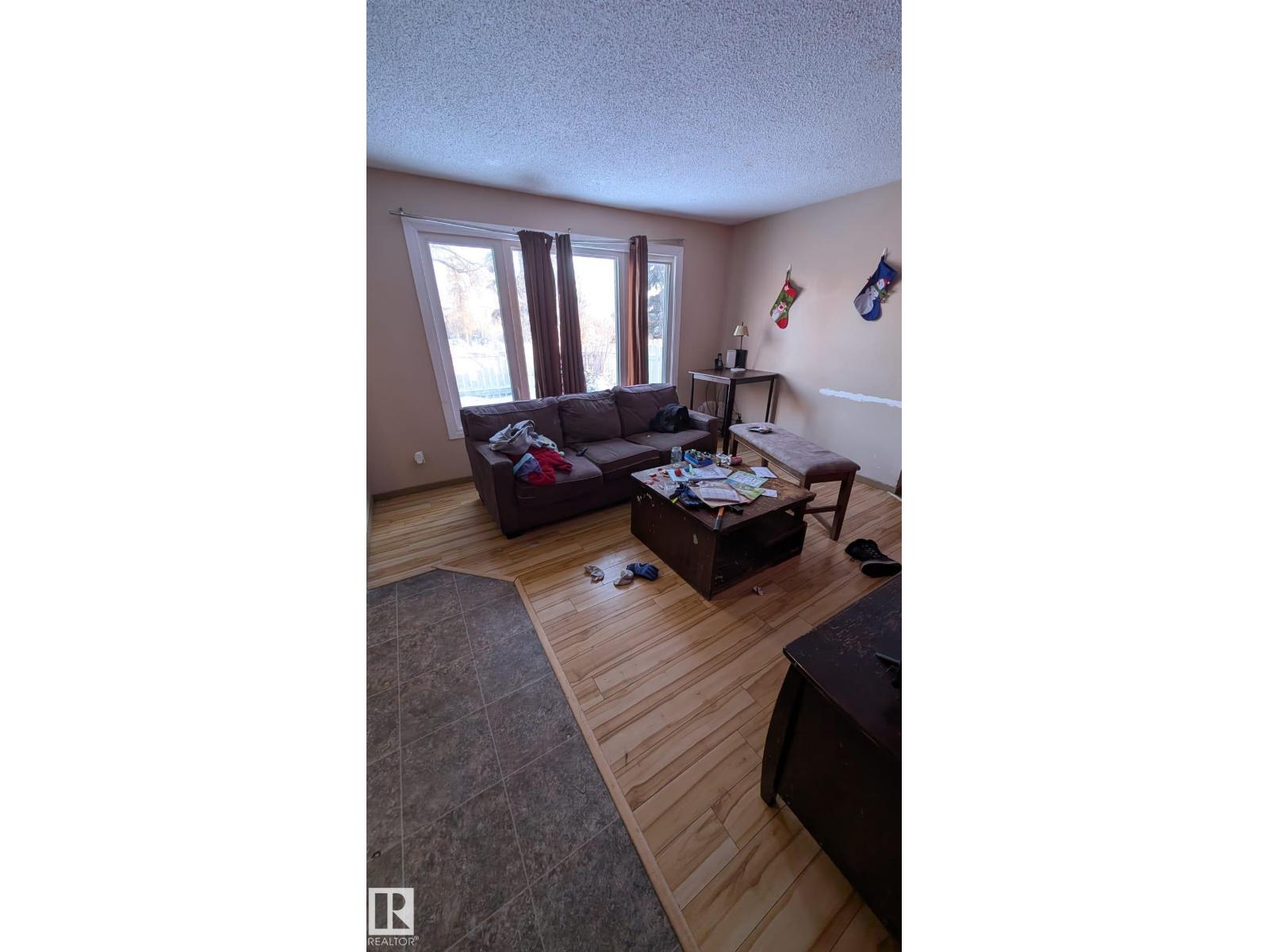 4 AMBERLY CT NW
