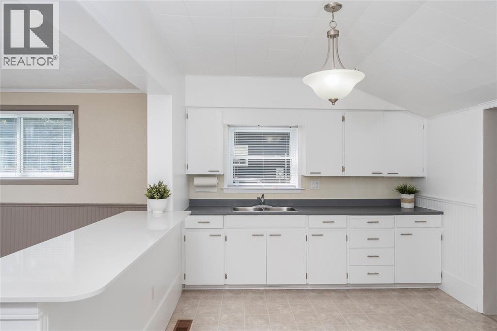 465 NELSON STREET - Photo 2
