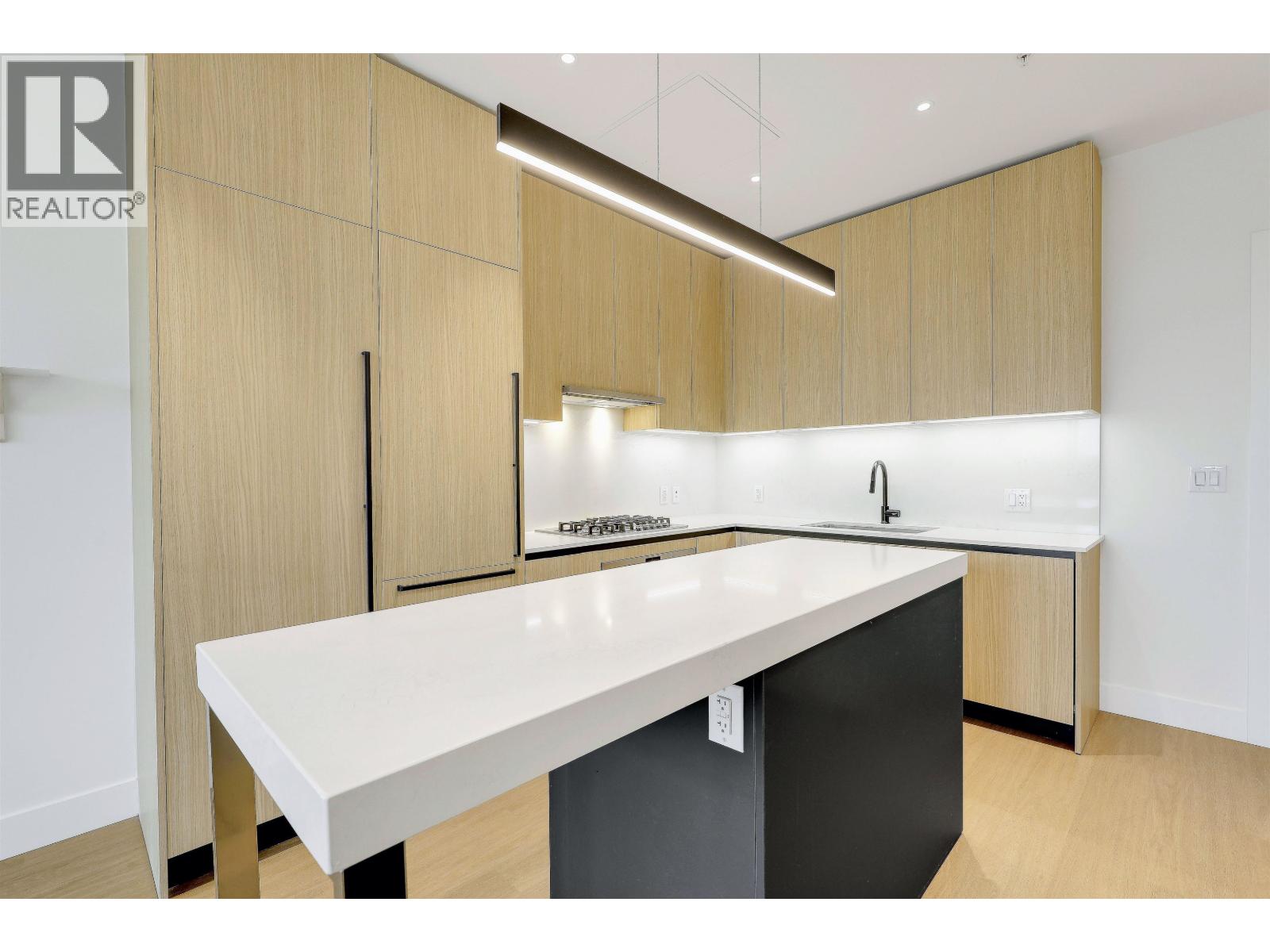 604 2235 BROADWAY