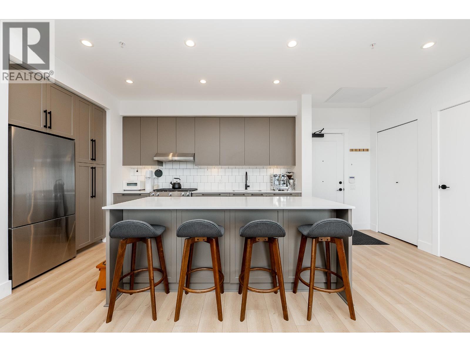 1202 8750 UNIVERSITY CRESCENT
