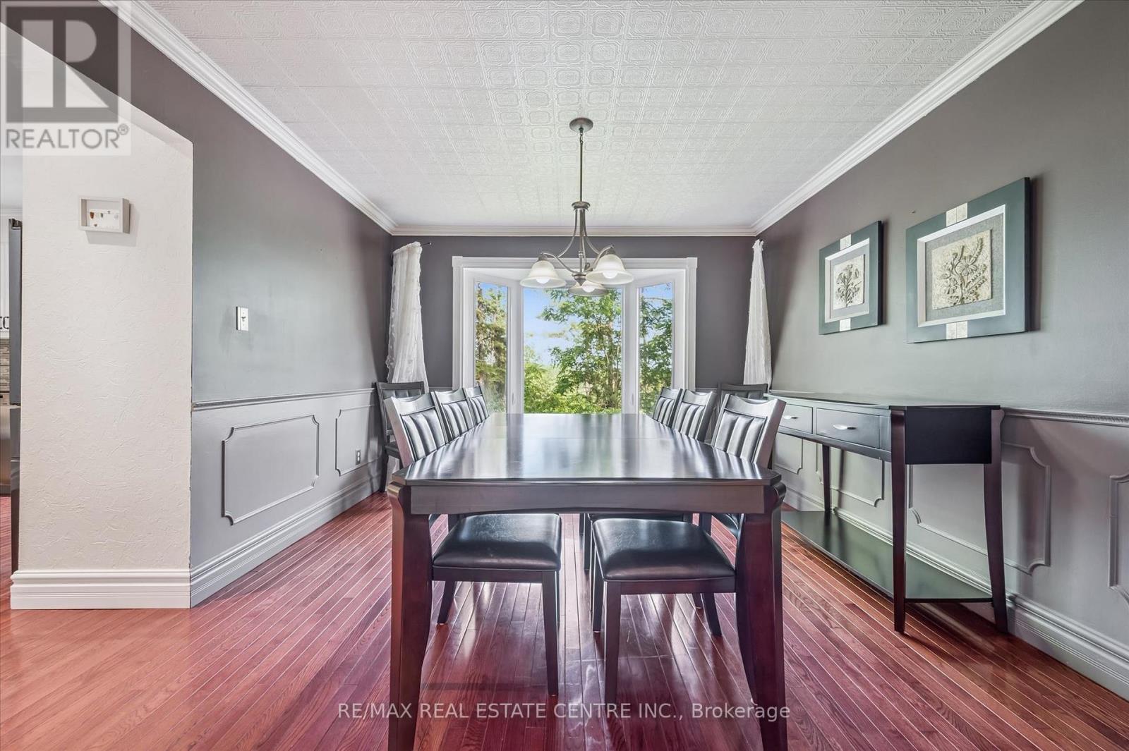 21 TINATAWA COURT