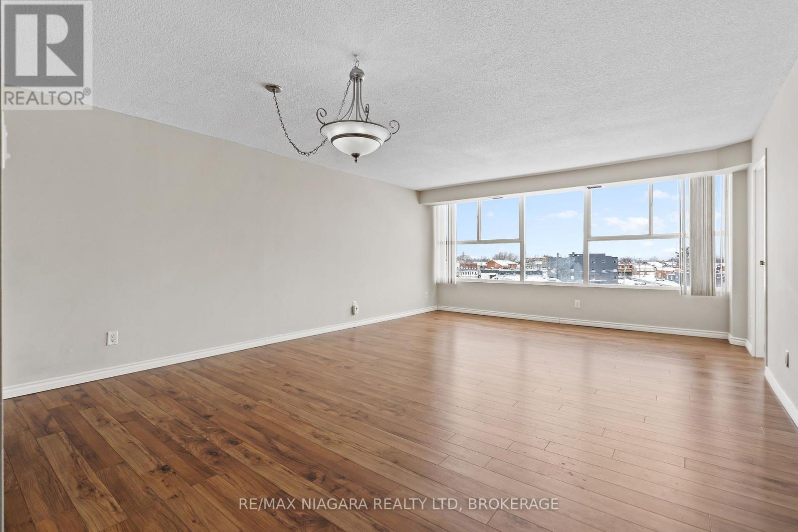 502 - 7 GALE CRESCENT