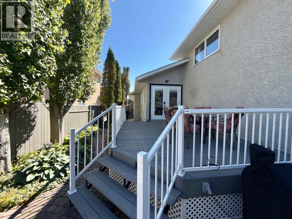 18 Heritage Close W