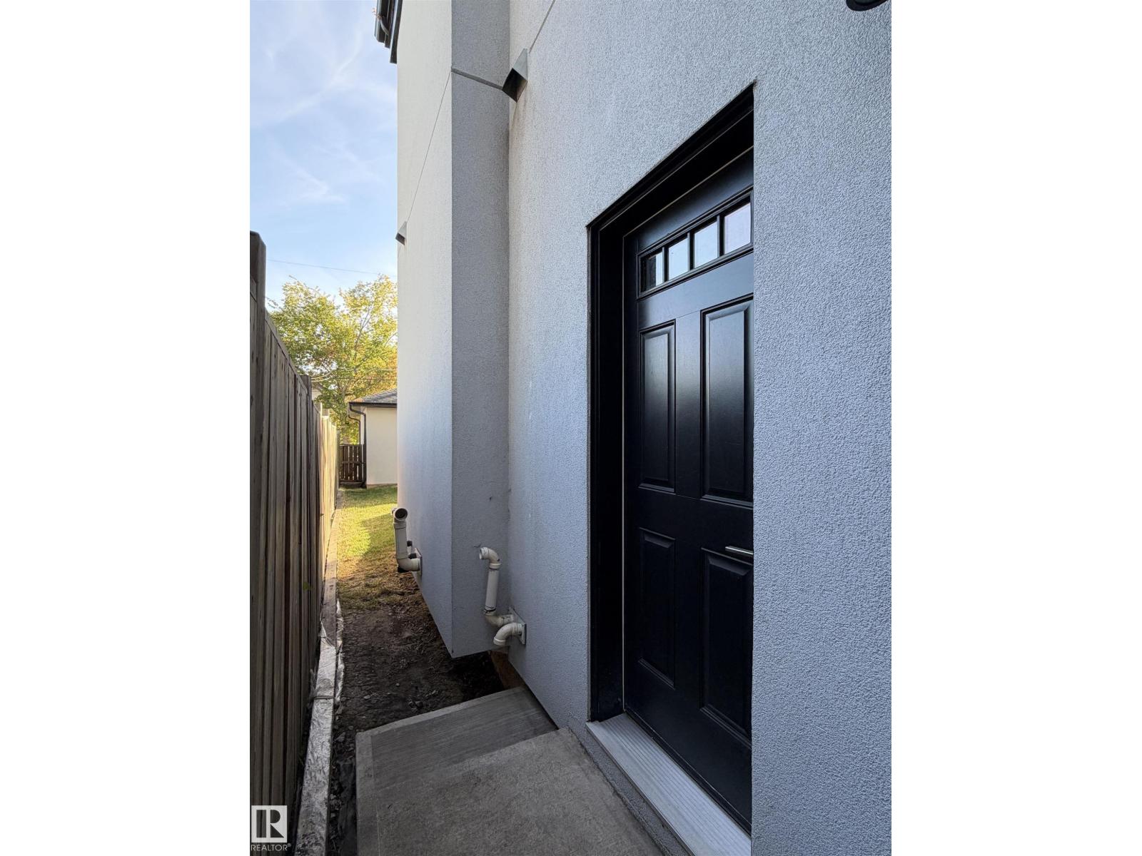 11127 77 AV NW