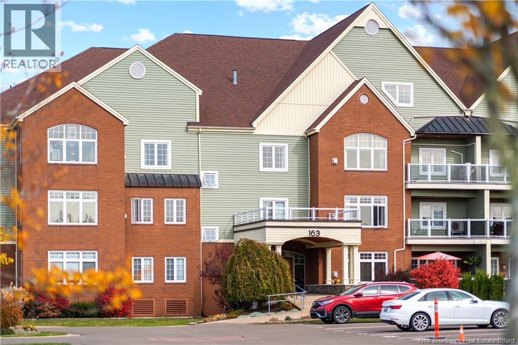 163 Royal Oaks Boulevard Unit# 201 - Photo 2