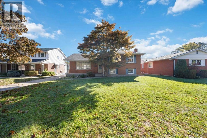 Photo 1 of 48 — 986 Alder CRESCENT, Sarnia, ON N7S 3G2