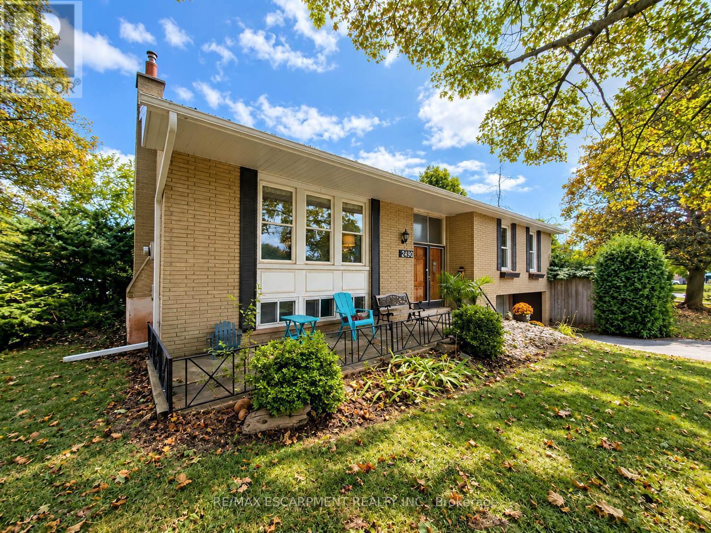2490 YARMOUTH CRESCENT