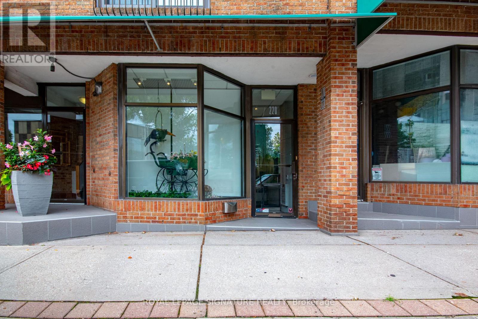 4 - 220 AVENUE ROAD