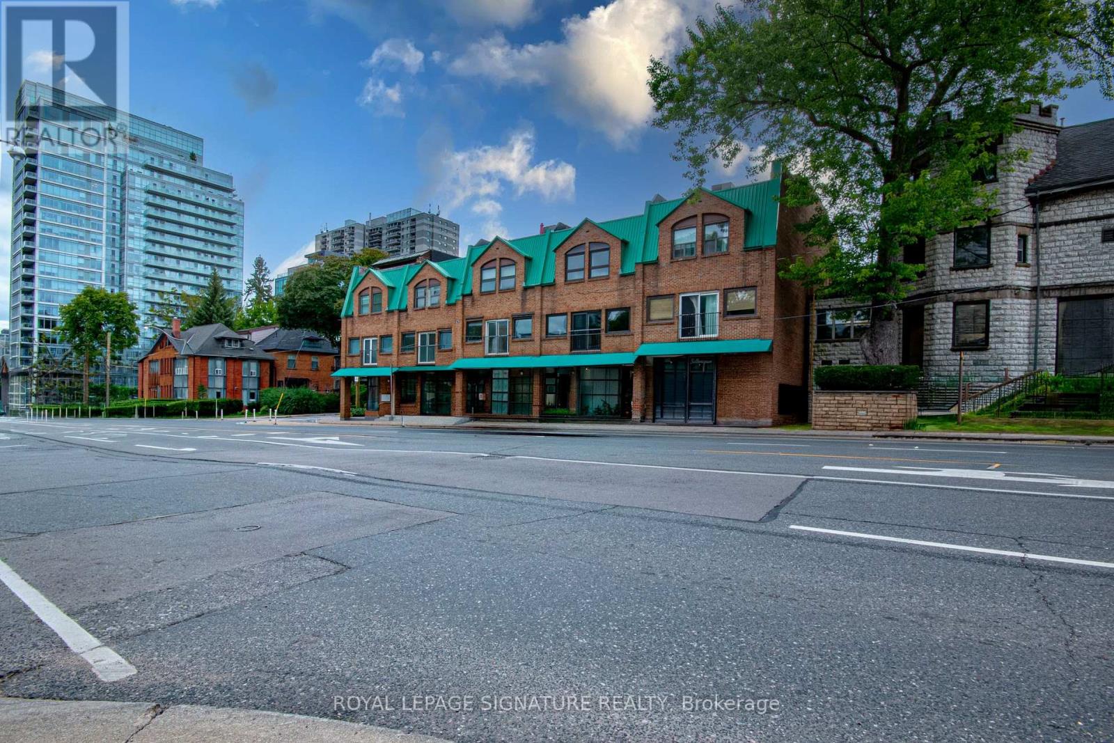 4 - 220 AVENUE ROAD