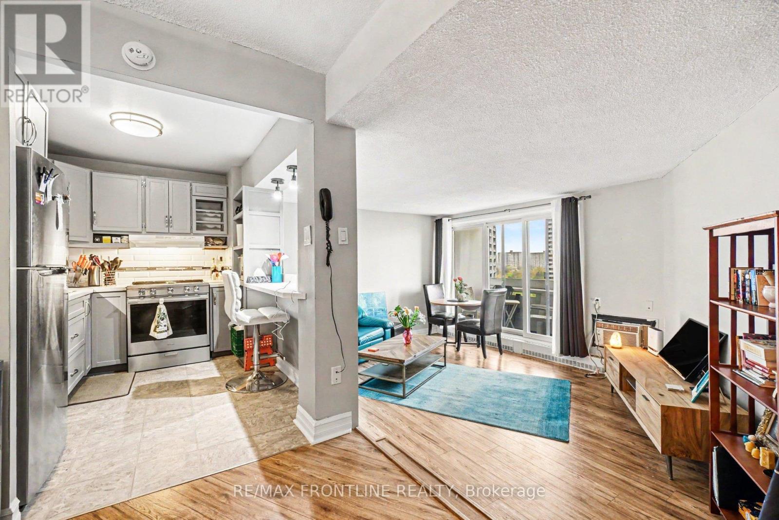 1009 - 1081 AMBLESIDE DRIVE