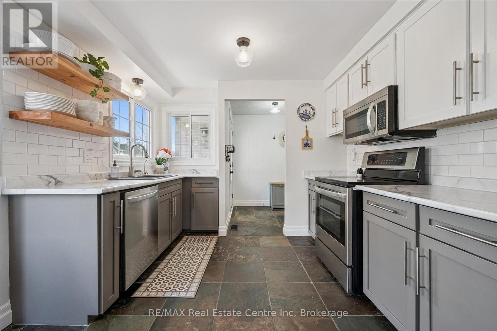 3 - 106 WOODLAWN ROAD E