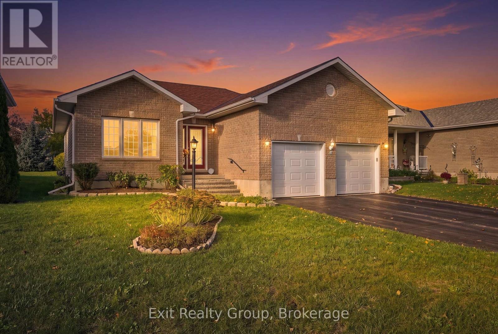 17 ALETHA DRIVE - Photo 1