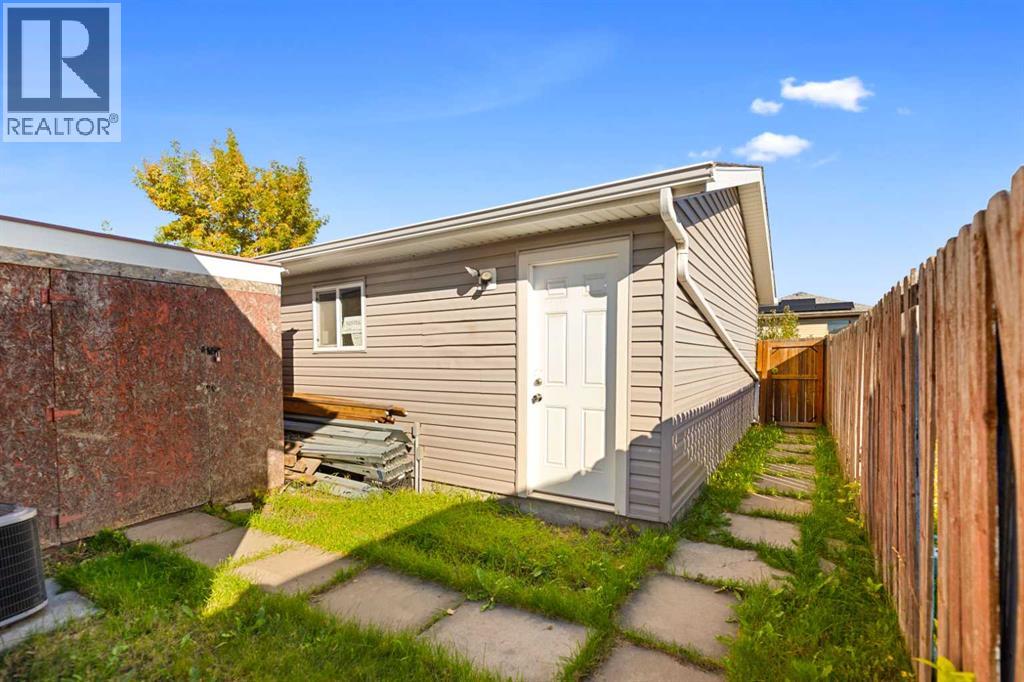 64 Whitworth Way NE