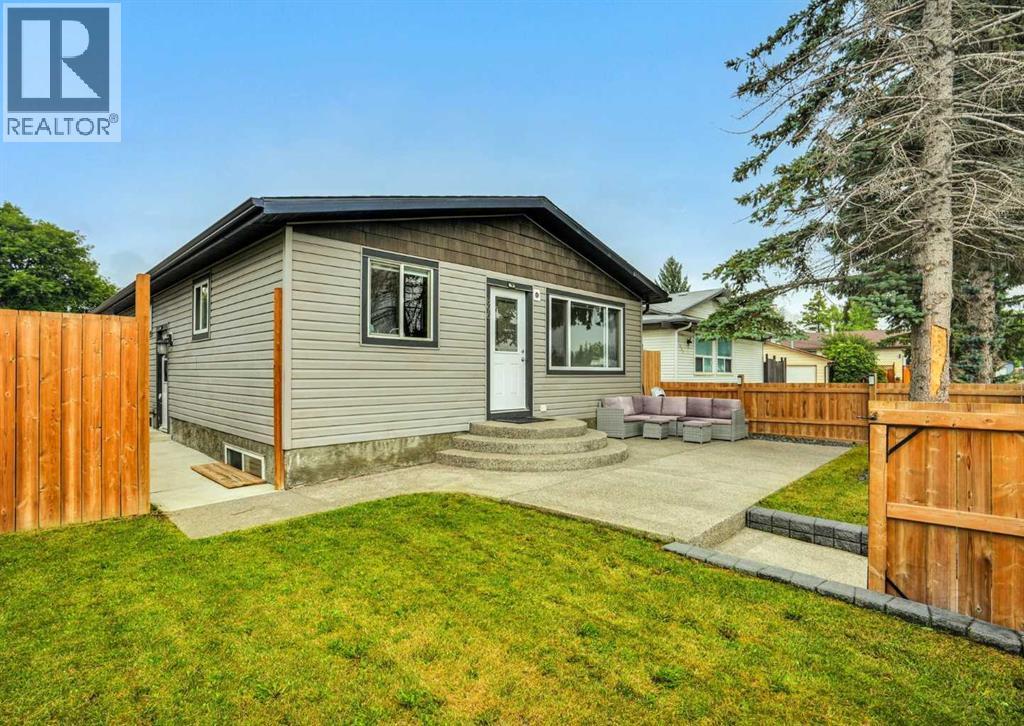896 Rundlecairn Way NE