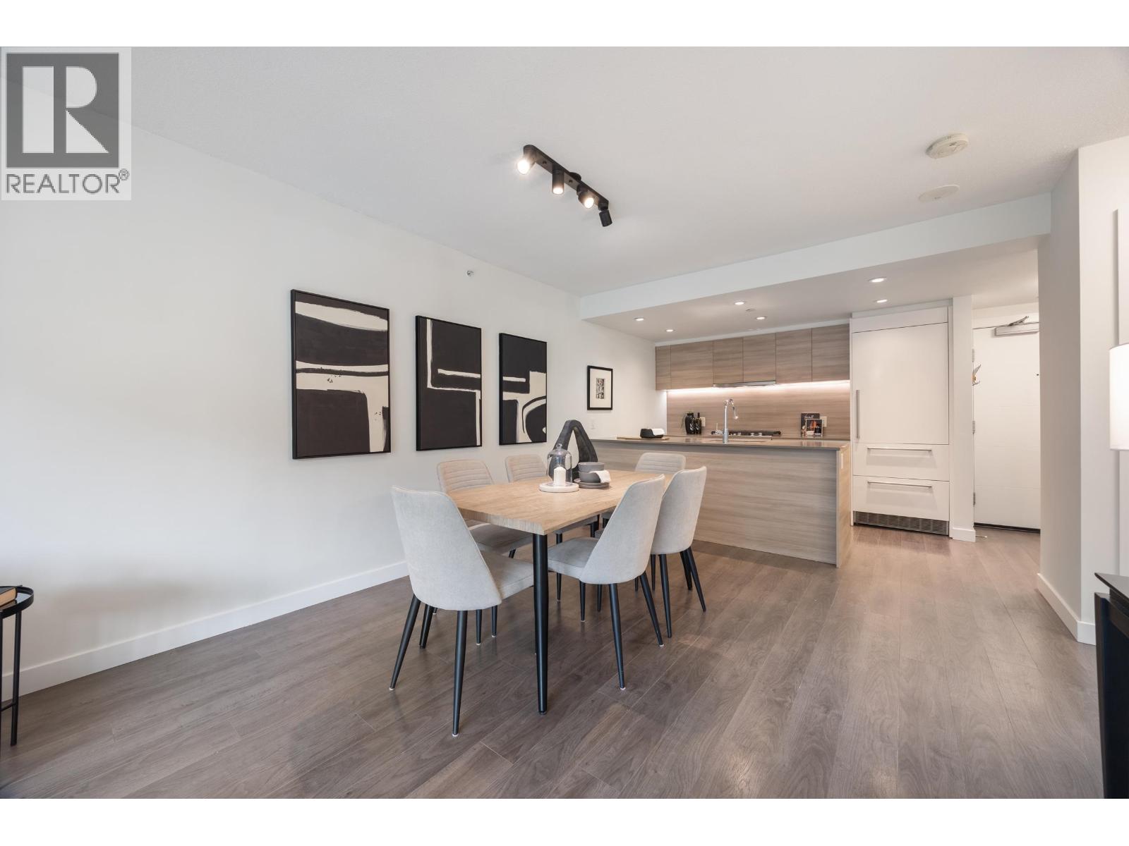 TH2 988 QUAYSIDE DRIVE
