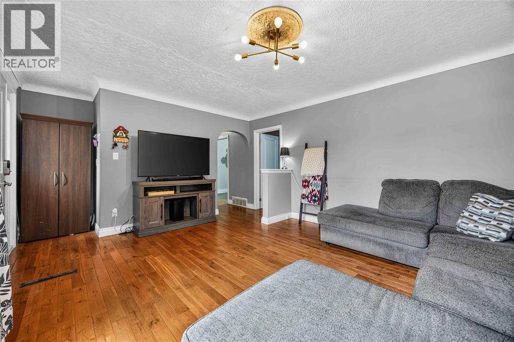 1108 ERROL ROAD East