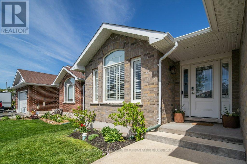 92 HARTWOOD CRESCENT - Photo 2
