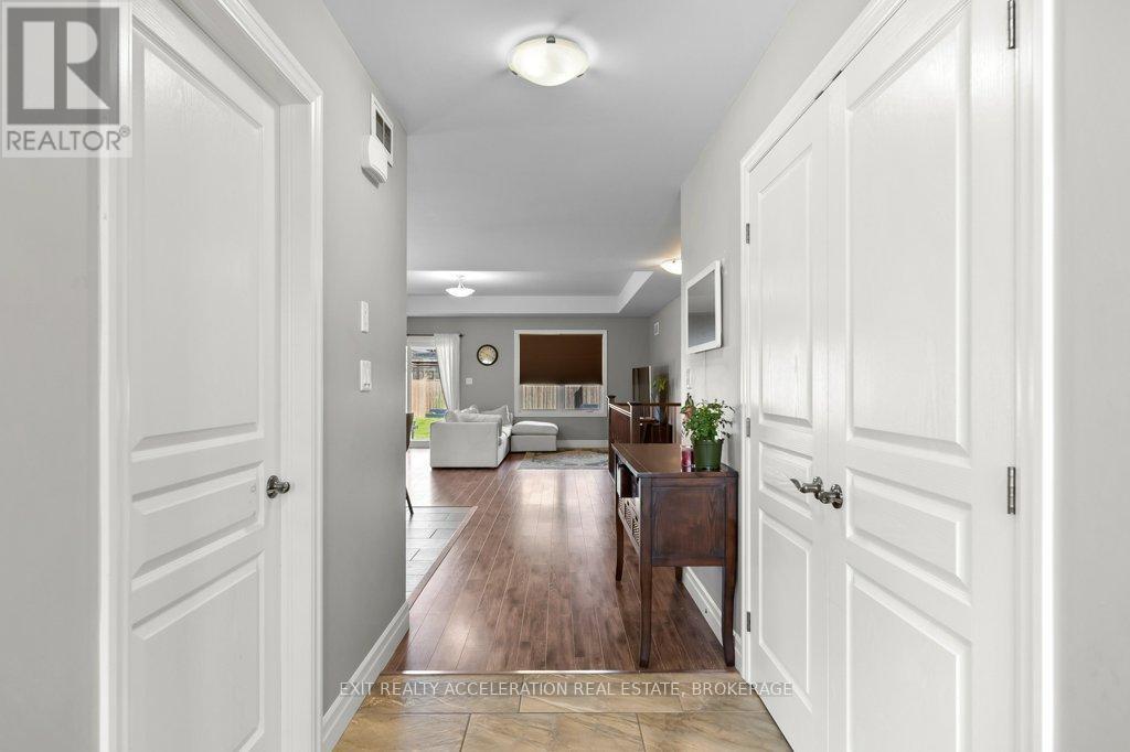 92 HARTWOOD CRESCENT - Photo 4