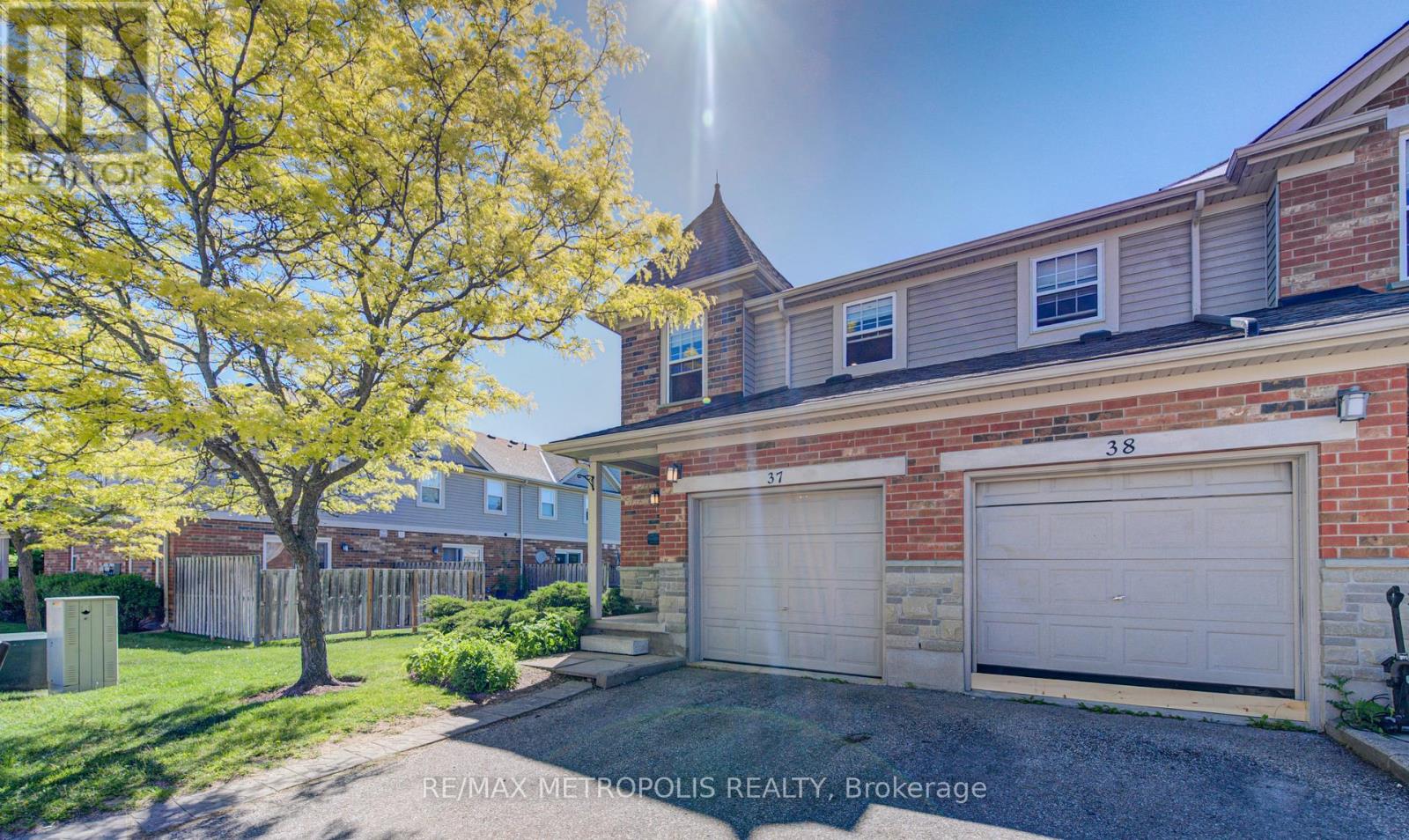 37 - 124 GOSLING GARDENS