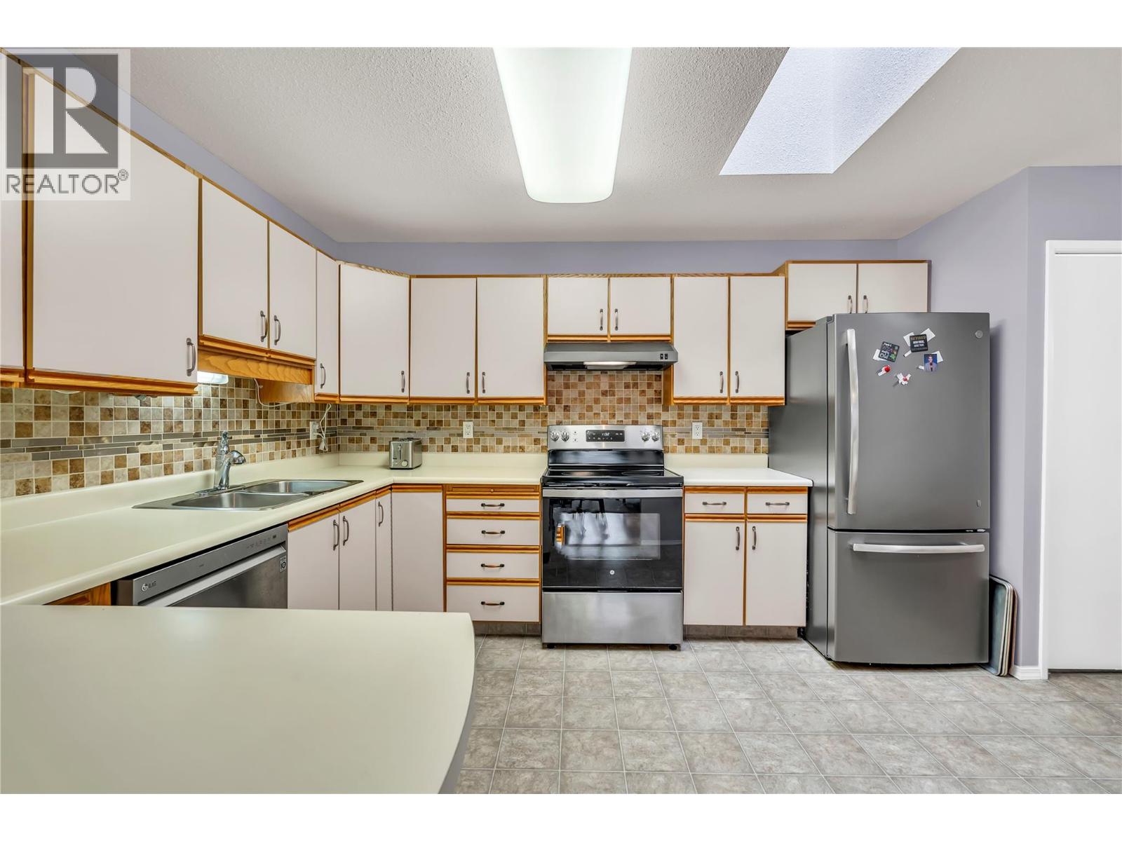 272 Green Avenue W Unit# 402