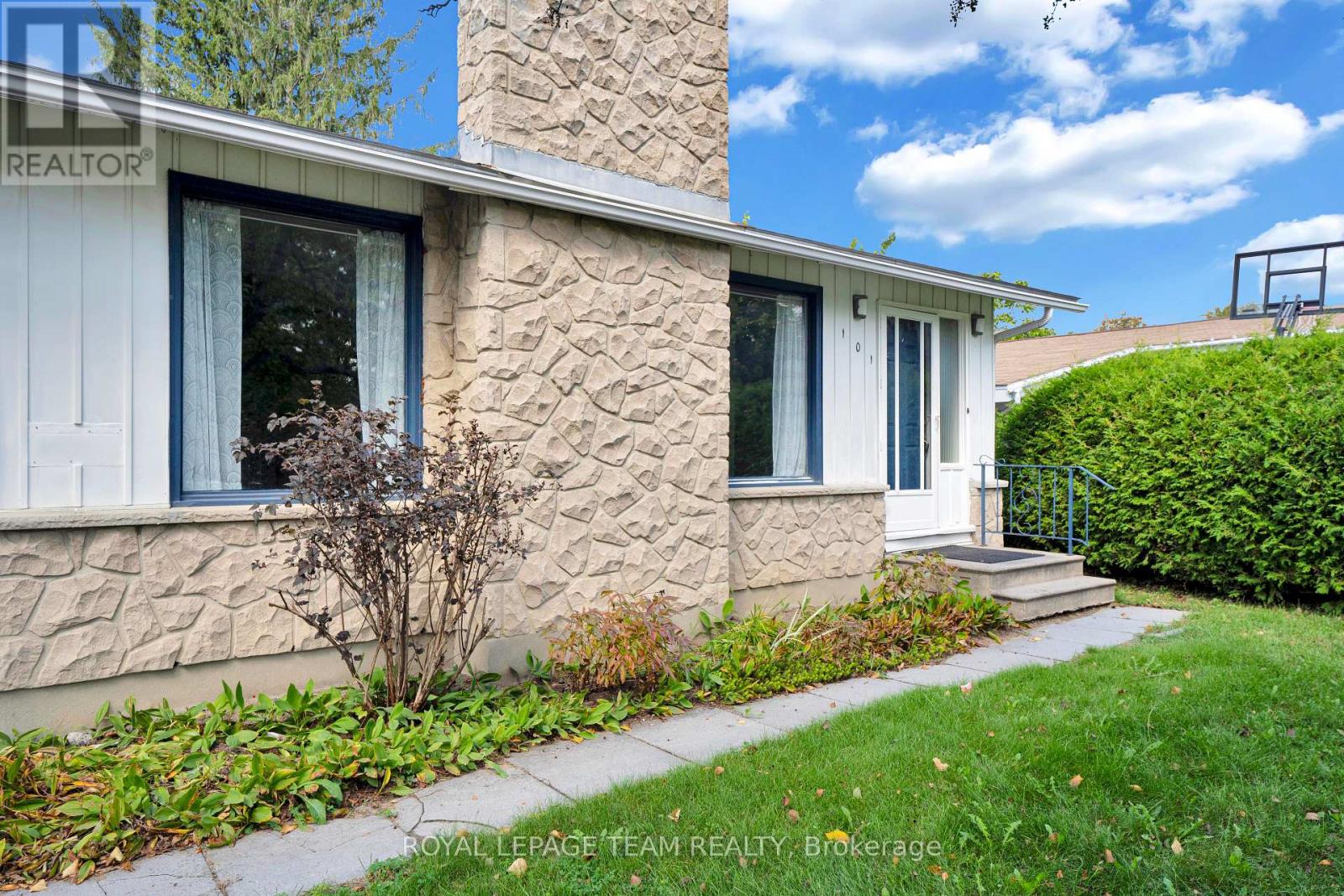 101 COUNTRY LANE W
