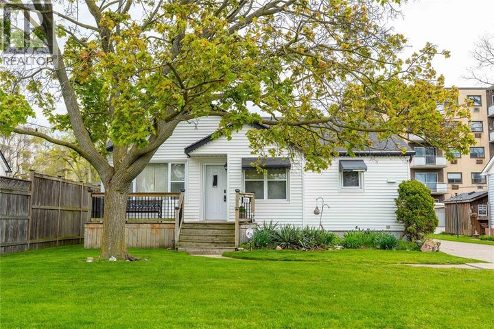 Photo 1 of 37 — 826 LYNWOOD AVENUE, Sarnia, ON N7T 7A4