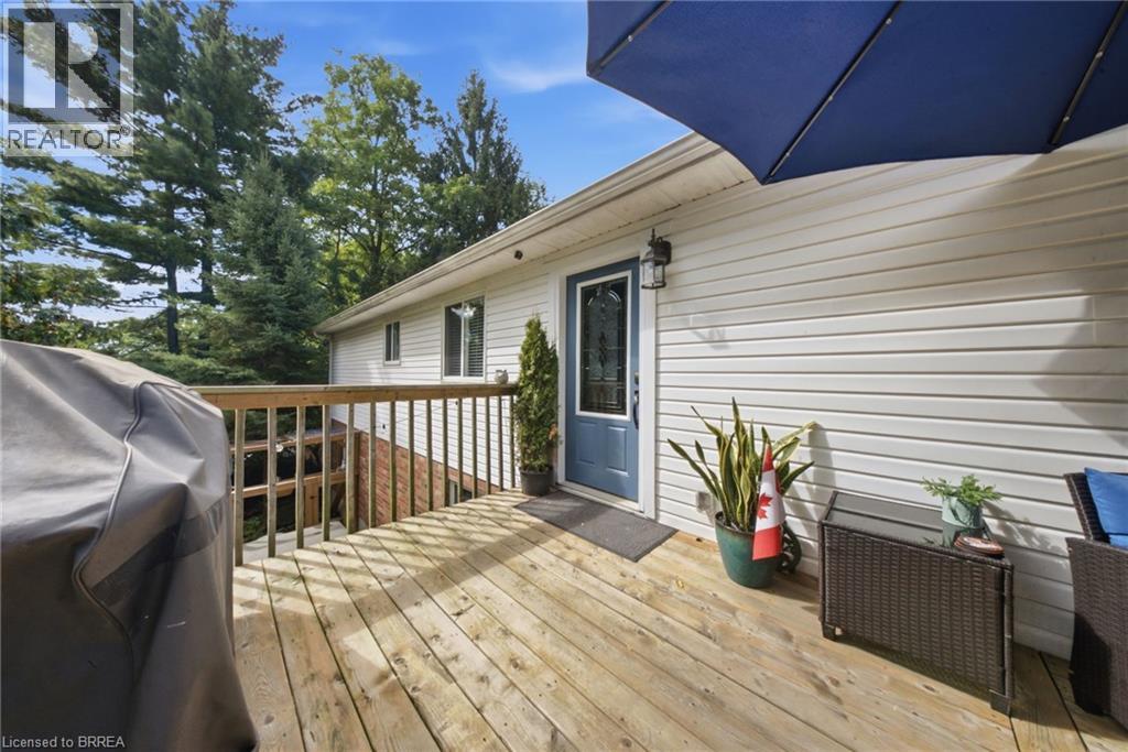 11 DUNDAS Street W
