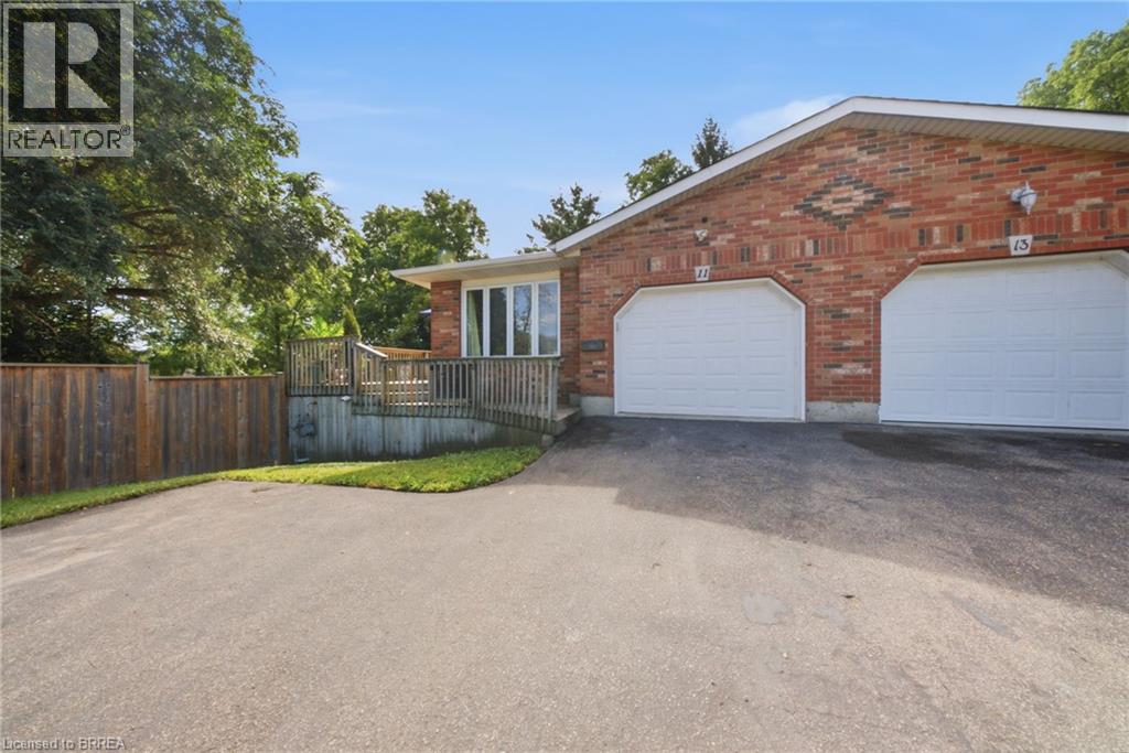 11 DUNDAS Street W