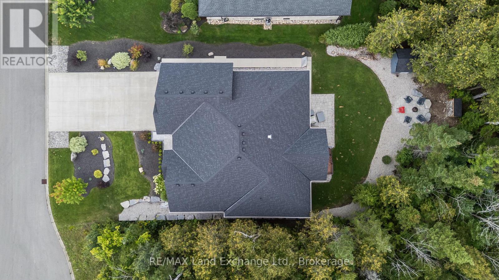 9 LAKESIDE WOODS CRESCENT