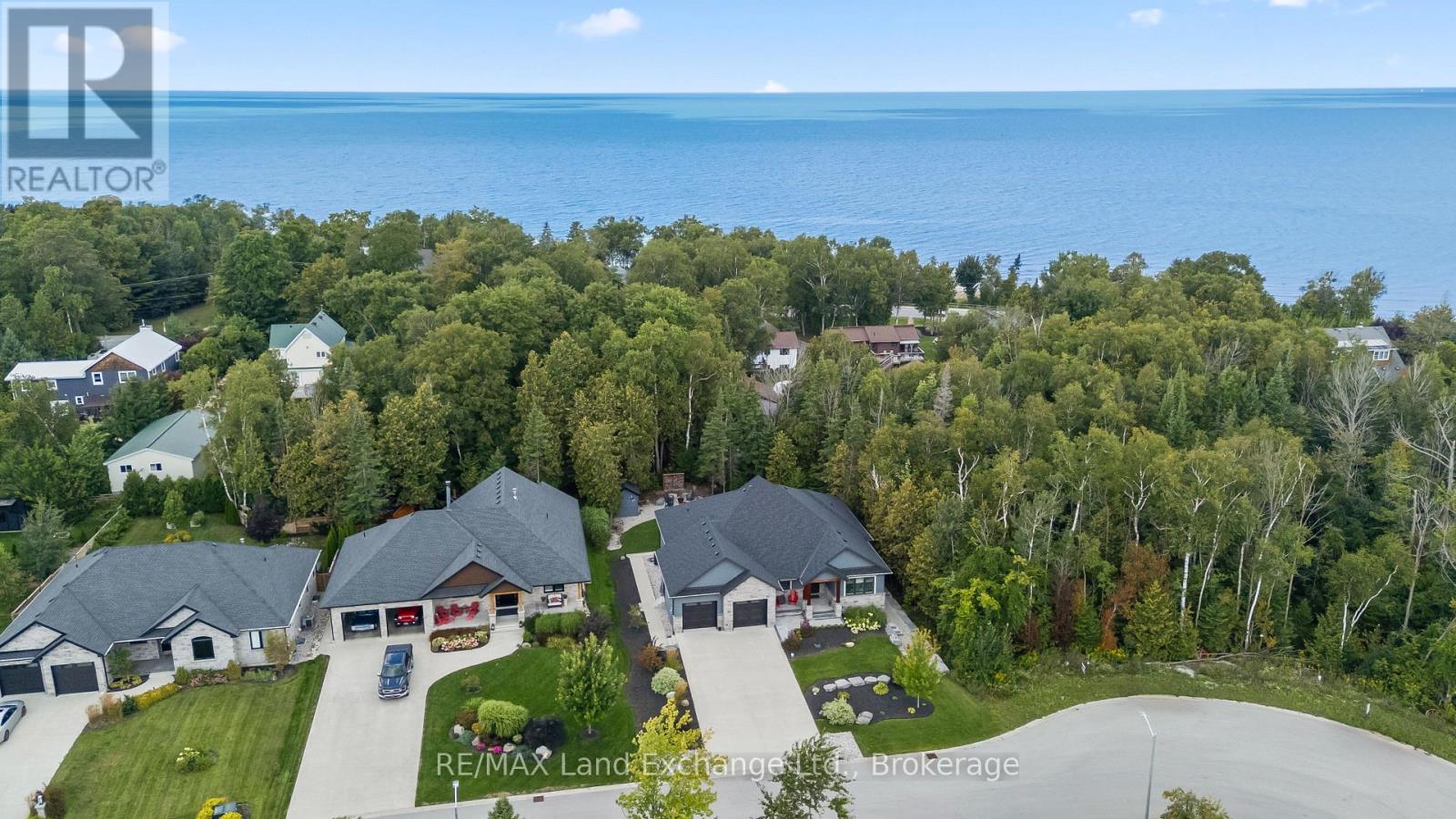 9 LAKESIDE WOODS CRESCENT