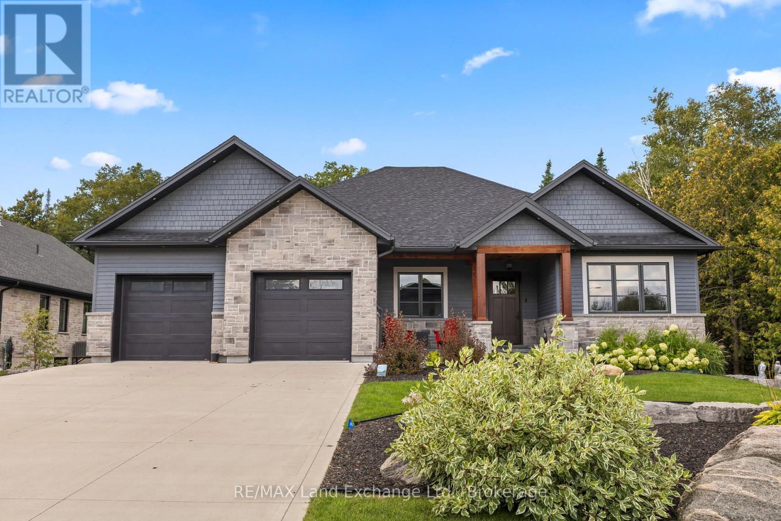9 LAKESIDE WOODS CRESCENT