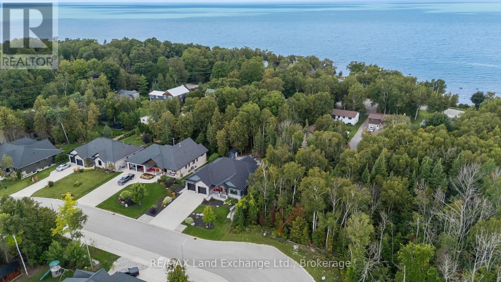 9 LAKESIDE WOODS CRESCENT