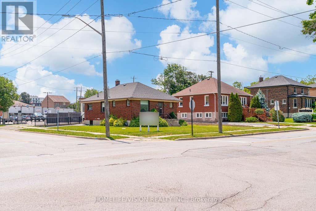 133 MARY STREET E