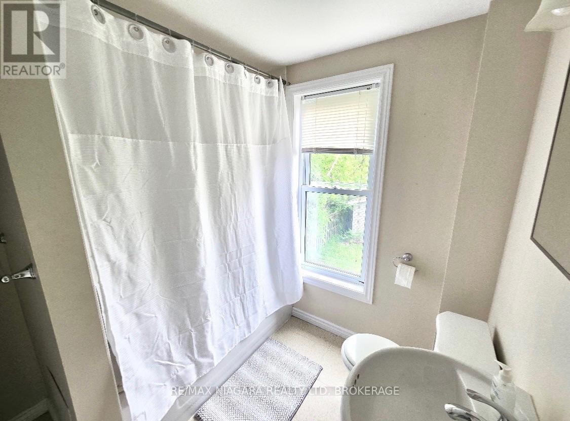 UPPER - 215 MCALPINE AVENUE S