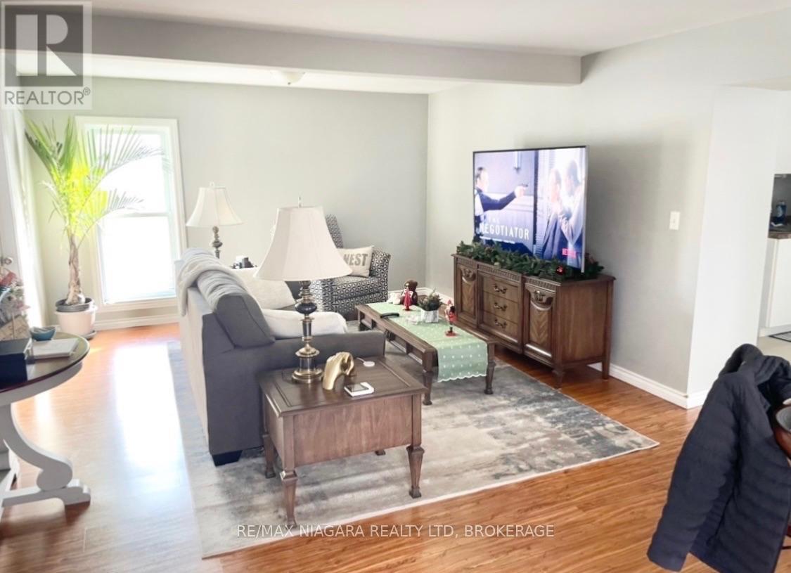 UPPER - 215 MCALPINE AVENUE S