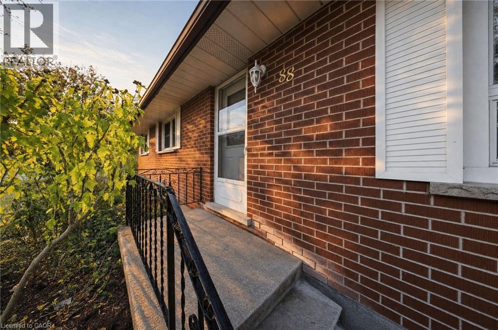 88 SUNNYLEA Crescent