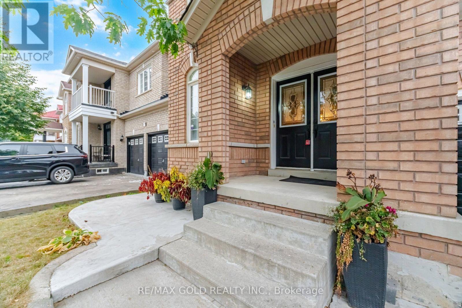 10 SIR JACOBS CRESCENT