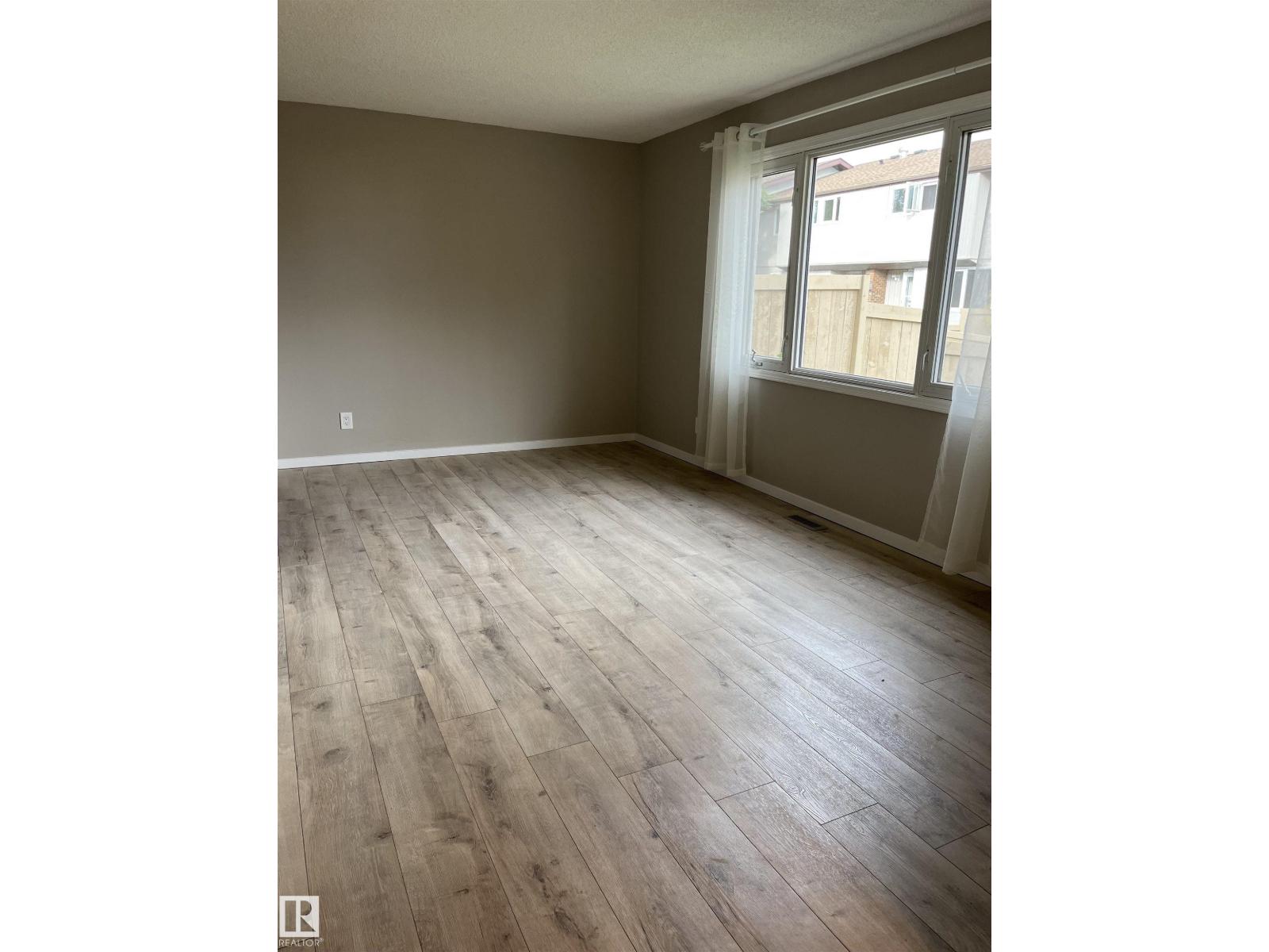 #10 14130 80 ST NW NW