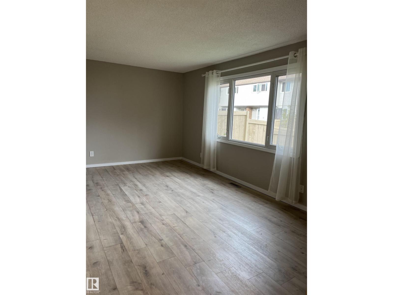 #10 14130 80 ST NW NW