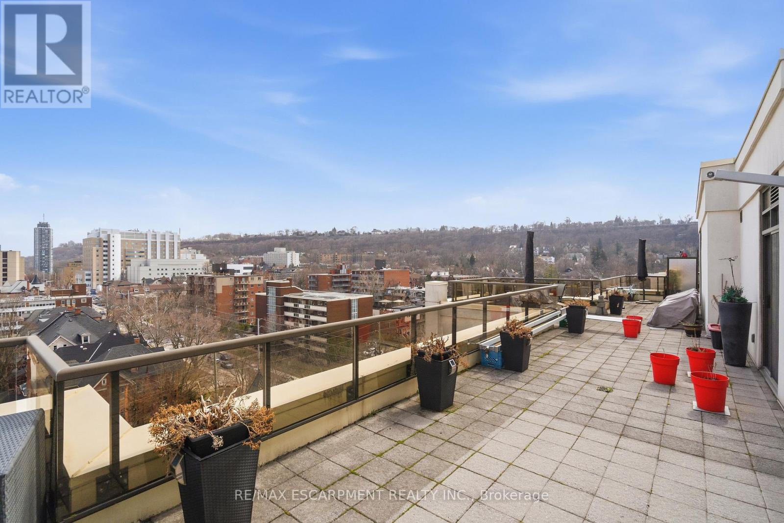 PH1 - 90 CHARLTON AVENUE W