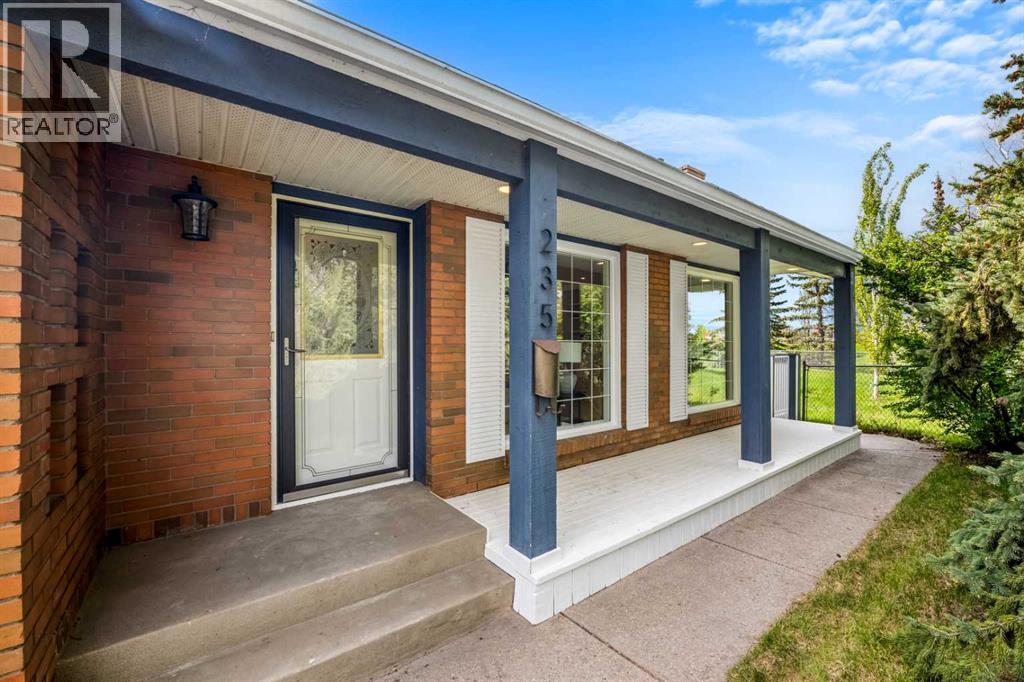 235 Lake Rosen Crescent SE