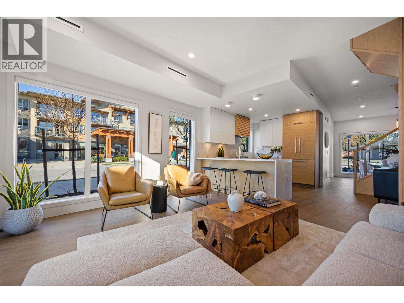 3218 HIGHLAND BOULEVARD