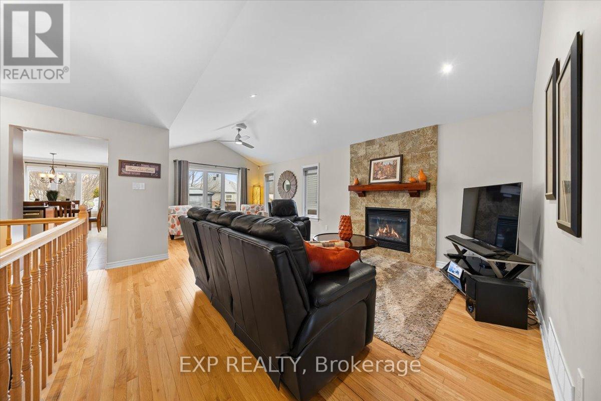 35 HONORE CRESCENT